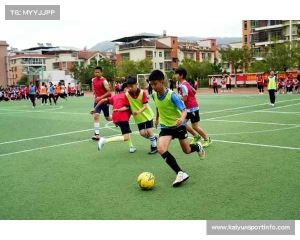 校园足球赛风雨无阻,球员展现拼搏精神